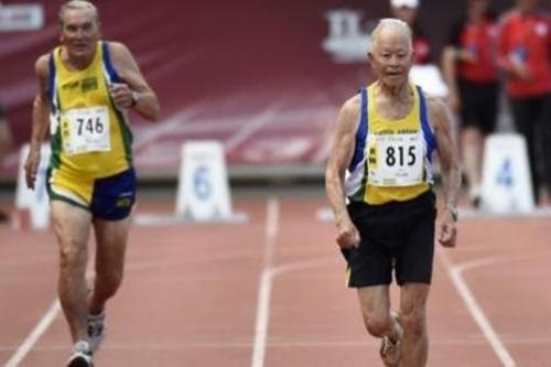 Frederico Fischer, à esquerda, correndo os 100m em Lyon, na França, aos 98 anos / Foto: Arquivo Pessoal